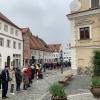 Mit einer Menschenkette schützten 200 Friedberger und Friedbergerinnen am 8. Mai ihr Rathaus und damit die Demokratie.
