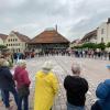 Rund 100 Menschen kamen zur Mahnwache auf den Schrannenplatz in Neuburg, um  für Demokratie und gegen Hass und Hetze zu demonstrieren.