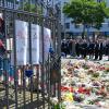 Blumen und Kerzen liegen bei einer Gedenkminute auf dem Marktplatz in Mannheim zum Gedenken an einen getöteten Polizisten.