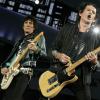 Die Gitarristen der Rolling Stones: Links Ron Wood mit einer Fender Stratocaster, rechts Keith Richards mit einer Fender Telecaster.