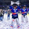 Mannheims Torwart Dennis Endras (l) und Mannheims Torwart Chet Pickard feiern mit den Fans den Gewinn der deutschen Meisterschaft. Eishockey-Torhüter Dennis Endras beendet seine Karriere.