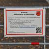 Ein Hinweisschild zur Afrikanischen Schweinepest (ASP) ist an einem Schutztor an der deutsch-polnischen Grenze angebracht.