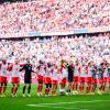 Die Spieler des FC Bayern bedanken sich nach dem Sieg gegen den 1. FC Köln bei den Fans.