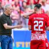 Christian Streich (l) bestritt gegen Heidenheim sein letztes Heimspiel als Trainer vom SC Freiburg.