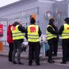 Mitarbeiter des Potsdamer Verkehrsbetriebs nehmen am Warnstreik vor der Einfahrt zu ihrem Betriebsbahnhof teil.