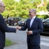 Bundeskanzler Olaf Scholz (r) wird von Alexandros Tassinopoulos, Geschäftsführer der Arbeitsagentur Potsdam, begrüßt.