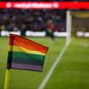Eine Regenbogenfahne als Zeichen gegen Homophobie dient als Eckfahne.
