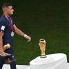 Muss an dem WM-Pokal vorbeigehen: Torschützenkönig Kylian Mbappe.