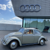 Der Neuburger Oberbürgermeister Bernhard Gmehling fuhr als erstes eigenes Auto einen VW-Käfer. Hier sitzt er in einem baugleichen Modell.

