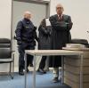 Doppelgängerinnen-Mordprozess Tag 14 am Landgericht Ingolstadt. Schahraban K. kommt wie immer mit verdecktem Gesicht herein.