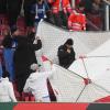 Nach der Böller-Explosion im Gästeblock der WWK-Arena bei der Begegnung FC Augsburg gegen TSG Hoffenheim wurde ein Sichtschutz angebracht. 14 Menschen hatten Verletzungen erlitten.
