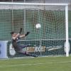 Der Remis-Retter: Lilien-Keeper Dominik Trenker wehrt kurz Ende der Heimpartie gegen Gersthofen diesen Elfmeter ab. 