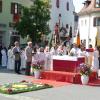 Altar vor dem Marienbrunnen am Wertinger Marktplatz. Den bunten Blumenteppich vor dem Altar gestaltete die Frauengruppe der Wertinger Kolpingfamilie.