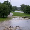 Die ersten Wiesenflächen sind am Ufer der Isar vom Wasser überspült.