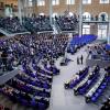 Wolodymyr Selenskyj hält im Deutschen Bundestag eine Rede. Die Sitze der AfD-Fraktion bleiben weitgehend leer.