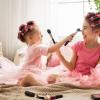 Spiel mit der Schminke: Kinder fangen oft schon früh an, sich für Kosmetika zu interessieren. Reiner Spaß oder werden dadurch schon erste Selbstzweifel geschürt?