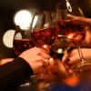 Beim ersten Landsberger Brückenfest dürfen die Gäste mit einem Glas Wein anstoßen. 