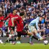 Citys Phil Foden (r) trifft zum zwischenzeitlichen 2:1 gegen Manchester United.