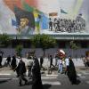  Iranische Gläubige gehen an einem Wandgemälde vorbei, das den verstorbenen Revolutionsgründer Ayatollah Khomeini zeigt. Wie weit kann der Konflikt im Nahen Osten eskalieren? 