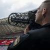 Ein speziell ausgebildeter Polizist zeigt während der Vorstellung des Münchner Sicherheitskonzepts zur Fußball-Europameisterschaft im Fußballstadion München eine kontrollierte Landung einer Drohne, mittels Drohnen-Jammer.