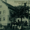 Franz Sales Holland gründete das Gasthaus Alpenrose im Jahr 1876 in Achsheim. Vor der Mauer steht er mit seiner Frau Josepha und seinen zwei Kindern. 