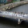 Klimaaktivisten der Bewegung Fridays for Future malen auf der Marschallbrücke in Berlin den Schriftzug «Our world is on fire - use your voice!».