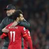 Liverpools Trainer Jürgen Klopp (l) feiert mit seinem Spieler Mohamed Salah nach einem Sieg.