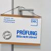 Ein Schild der Industrie- und Handelskammer Frankfurt (Oder) (IHK) mit der Aufschrift «Prüfung bitte nicht stören».