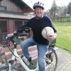 Fußball und Radeln sind seine Leidenschaft: Rentner Josef „Stops“ Kraus aus Binswangen ist am liebsten auf den Sportplätzen und auf den Fahrradwegen in der Region unterwegs. 