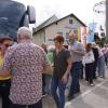 Herzliche Begrüßung der Zahlinger aus dem Burgenland vor dem Bürgerhaus. Dazu spielt die Blasmusik.