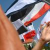 Reichsflaggen werden auf dem Magdeburger Domplatz zu einer Reichsbürgerkundgebung hochgehalten. In München hat die Generalstaatsanwaltschaft nun Anklage gegen einen Mann erhoben als mutmaßlicher Unterstützer der sogenannten Kaiserreichgruppe.