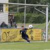 Lauingens Keeper Arbnor Nimanaj hechtet vergeblich diesem Elfmeterball von Cam hinterher.