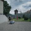 Das Grauen von Auschwitz hinter der Gartenmauer. Doch das Drama «The Zone Of Interest» spielt vor der Mauer.