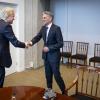Handschlag in Den Haag: Der designierte Ministerpräsident Dick Schoof und PVV-Chef Geert Wilders (l).