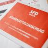 Beim SPD Landesverband Berlin liegt ein Stimmzettelumschlag auf dem Tisch.