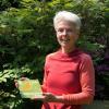 Sabine Kress aus Haselbach mit der Auszeichnung für ihren vogelfreundlichen Garten.