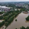 Das Hochwasser des Flusses Schussen überschwemmt Teile von Meckenbeuren (Luftaufnahme mit Drohne).