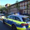 Fahrzeuge der Polizei stehen vor der Universität in Mannheim.