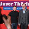 Bundes-Parteivorsitzender Martin Schirdewan (l) und Thüringens Ministerpräsident Bodo Ramelow am Rande des Landesparteitags der Linken Thüringen.
