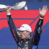 Der Red-Bull-Pilot Max Verstappen aus den Niederlanden feiert mit der Trophäe nach seinem Sieg in Montreal. Der Weltmeister baute seinen Vorsprung in der Gesamtwertung aus.