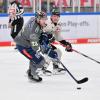 Schwerer Stand: Ingolstadts Verteidiger Maury Edwards (vorne) muss sich in dieser Szene gegen Haie-Torjäger Justin Schütz (hinten) durchsetzen. Foto: Johannes Traub