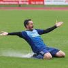 Der Schlussjubel von Michael Pfeifer, der sich mit den Sportfreunden Friedberg beim Auswärtsspiel beim SV Mering II den Meistertitel holte. Friedberg siegte bei Dauerregen mit 4:1. 