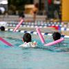 Schülerinnen und Schüler nehmen an einem Schwimm-Intensivkurs vom Landessportbund Berlin teil.
