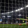 Lazio's Ciro Immobile (3.v.l) erzielt gegen Bayern-Torwart Manuel Neuer das  Elfmetertor zum 1:0. Am Dienstag kommt es in München zum Rückspiel.