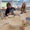 Julia Minnich (re.) ist die neue Leiterin der Werkstatt für Menschen mit Behinderung des DRW in Meitingen. Dort setzt sie auf eine neue Optik bei der Keramik-Eigenproduktion und sucht nach neuen Aufträgen für die Montageabteilung.
