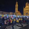 Rund 7500 Menschen kamen am Sonntagabend zu einem "Lichtermeer" auf den Augsburger Rathausplatz.