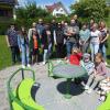 Bei einem Ortstermin in Ellzee überlegten Vertreter der Gemeinde und Eltern, wie der Spielplatz am Maderweg attraktiver gestaltet werden könnte.