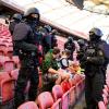 Die Polizei sichert bei einer praktischen Übung einer Einsatzlage zur Fußball-Europameisterschaft einen Bereich mit verletzten Personen.