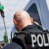 Ein Polizist sperrt den Zugang zu einer Protestaktion gegen den Ausbau des Tesla-Werks in Grünheide.