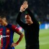 Barcelonas Cheftrainer Xavi Hernandez (r) grüßt die Fans nach dem Spiel.